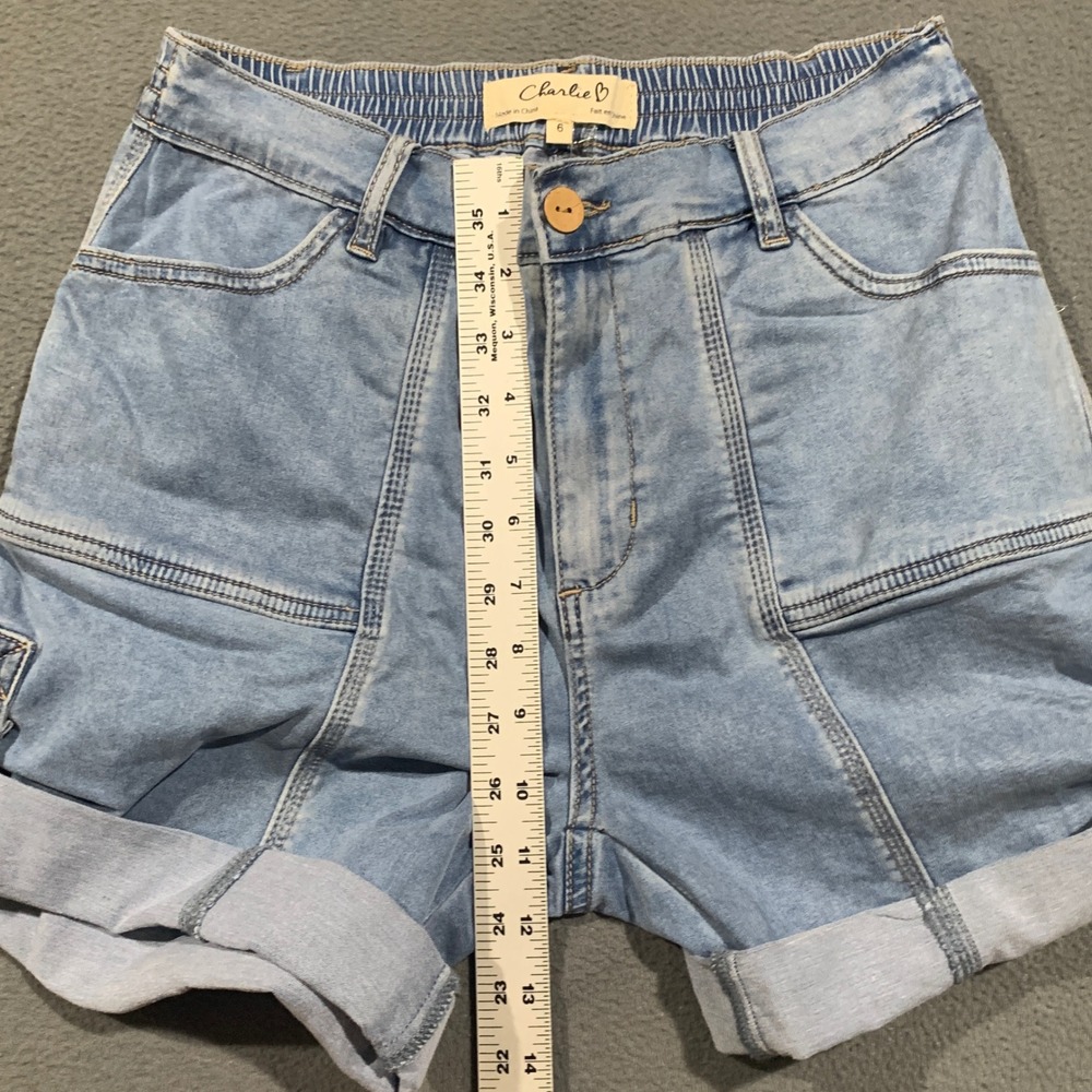 Charlie B Denim Shorts Women 6 Light Wash Tencel Blend Cuffed Utility Cargo Blue - Picture 6 of 8